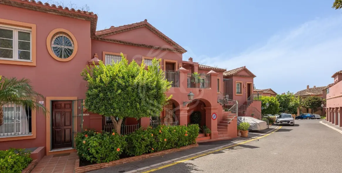 Продажа двухуровневых апартаментов в Monte Halcones 4