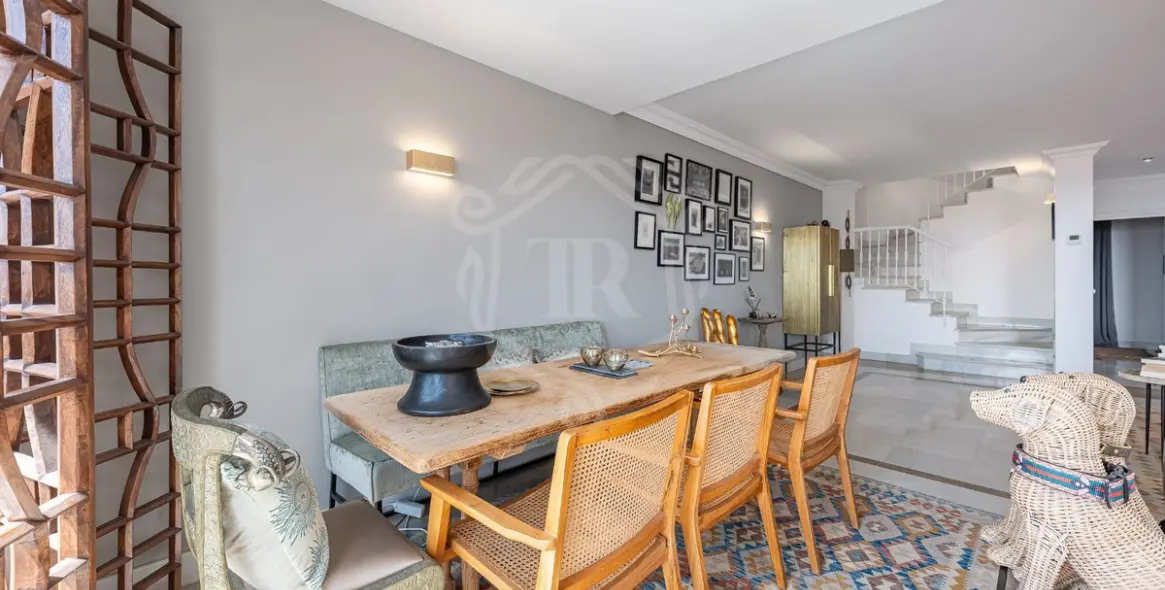 Продажа двухуровневых апартаментов в Monte Halcones 8