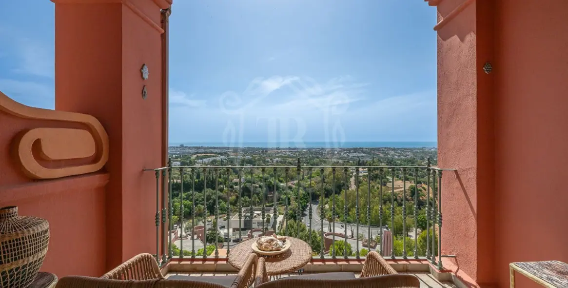 Продажа двухуровневых апартаментов в Monte Halcones 9