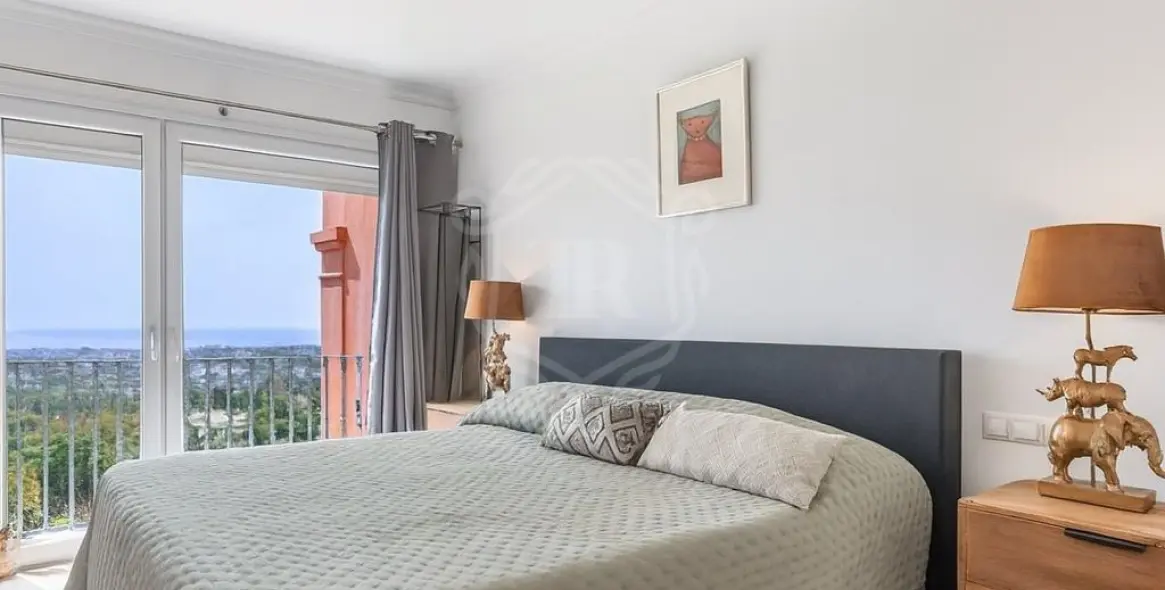 Продажа двухуровневых апартаментов в Monte Halcones 13