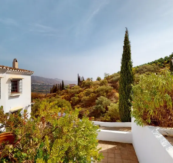 Detached villa R4167757