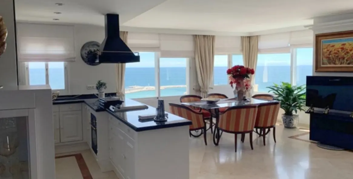 Sale of penthouse in Estepona 3