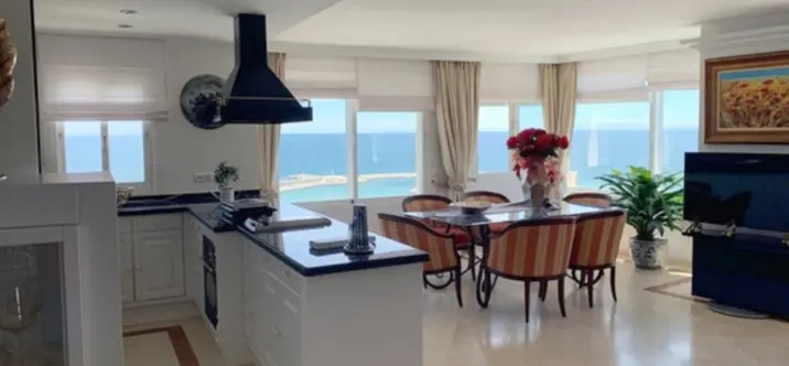Sale of penthouse in Estepona 2
