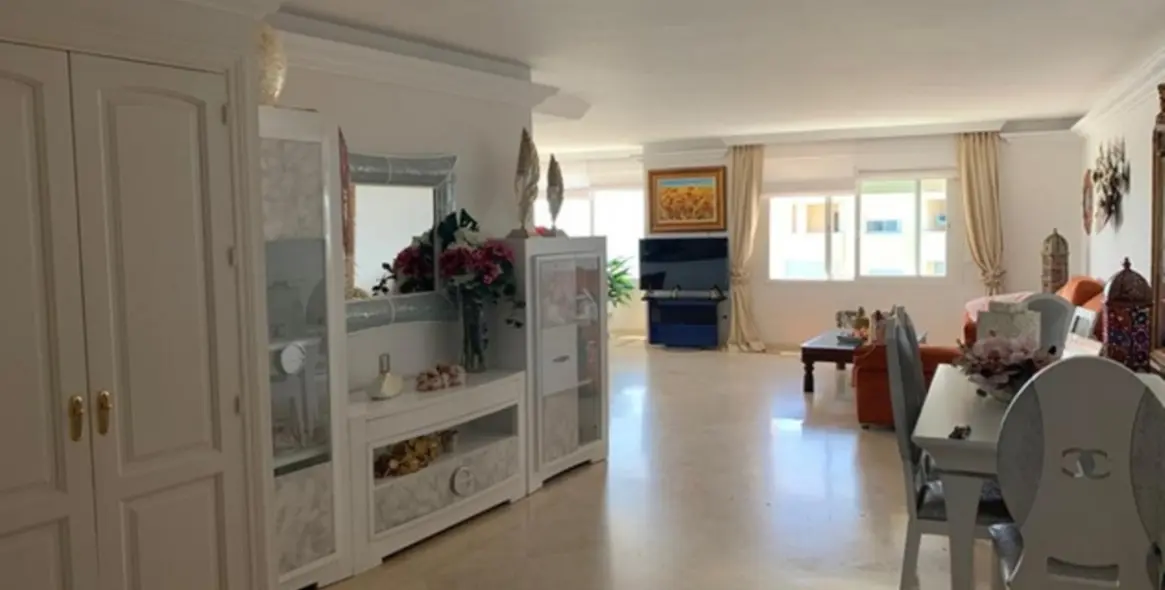 Sale of penthouse in Estepona 11