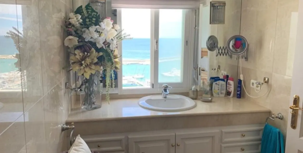 Sale of penthouse in Estepona 13