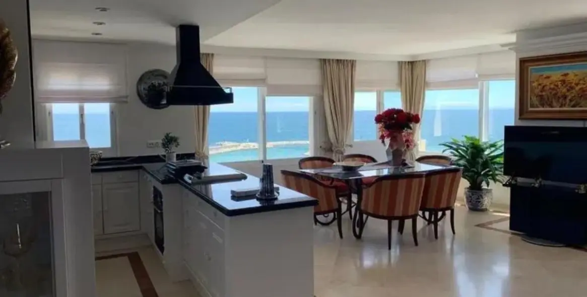 Sale of penthouse in Estepona 25