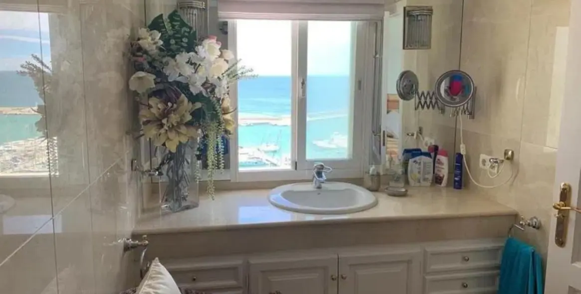 Sale of penthouse in Estepona 32