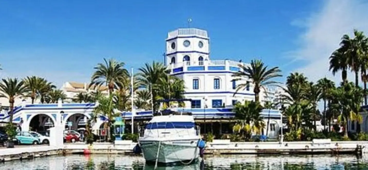 Sale of penthouse in Estepona 4