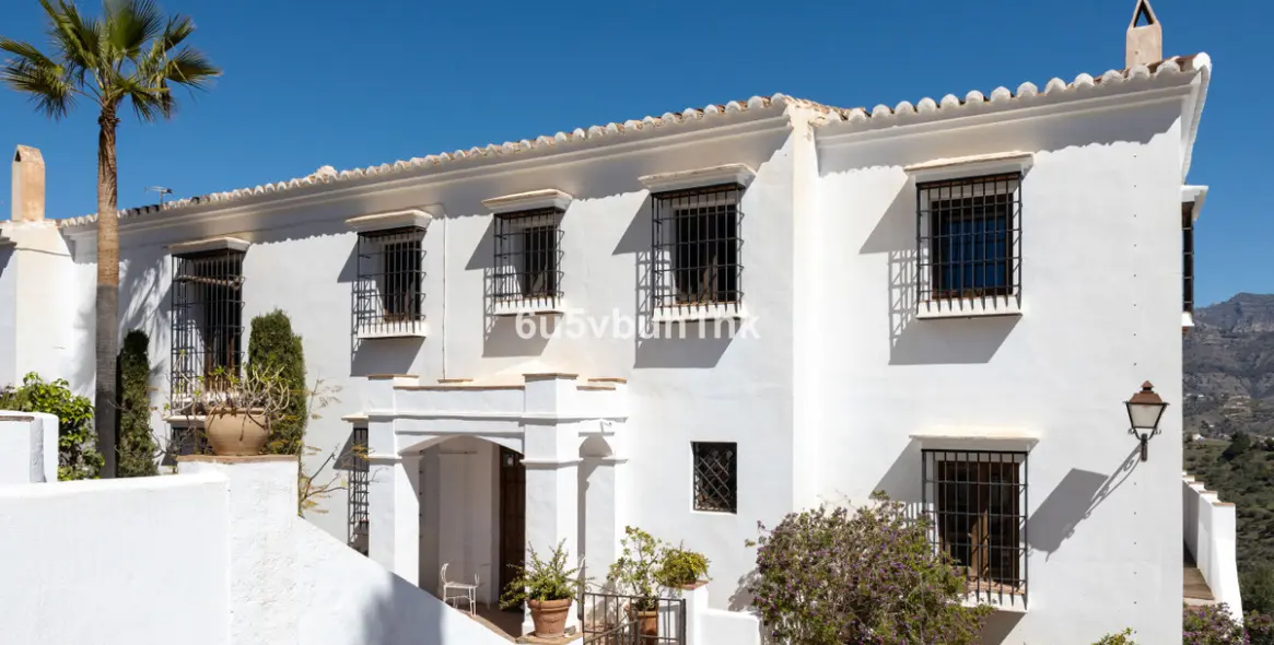 Sale of detached villa in Costa del Sol East 4