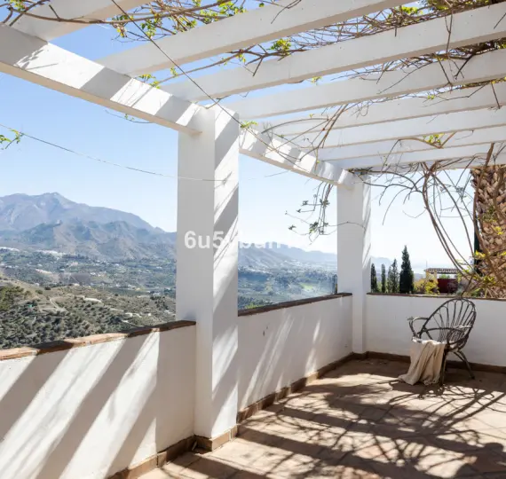 Detached villa R4282069