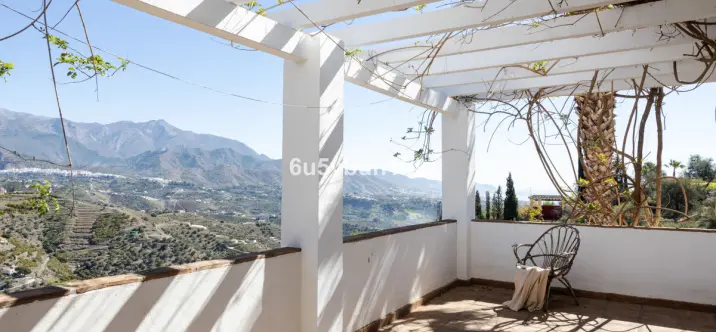 Detached villa R4282069 4