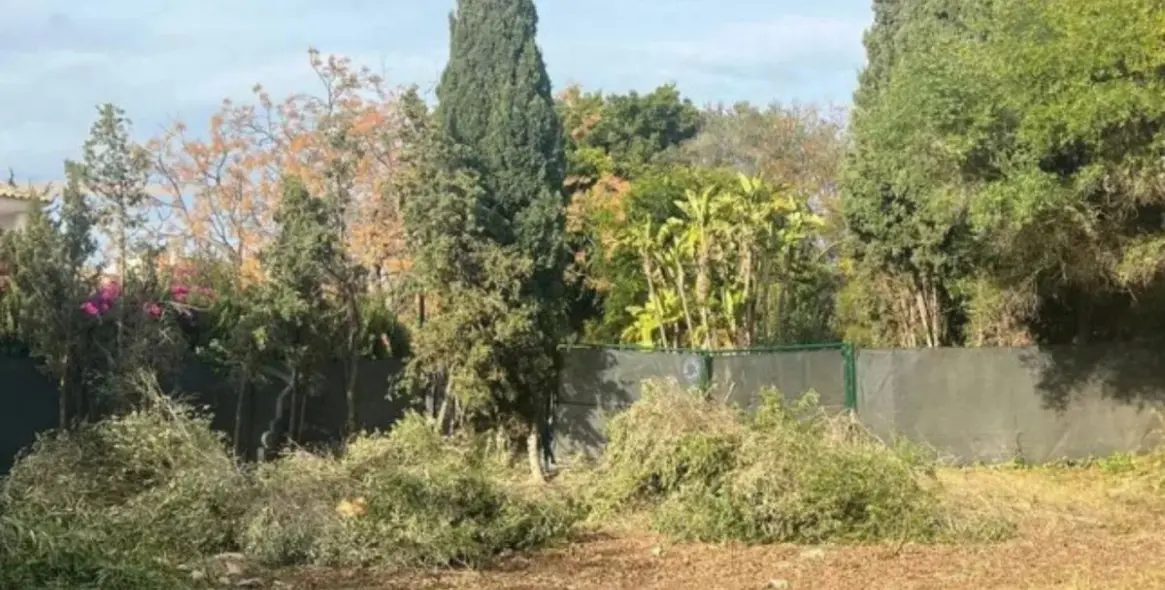 Продажа  жилого участка в Marbella East (район Hacienda Las Chapas) 1