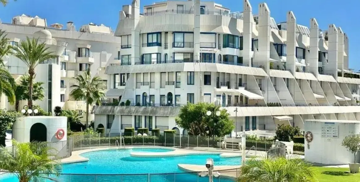 Продажа двухуровневых апартаментов в The Golden Mile 1