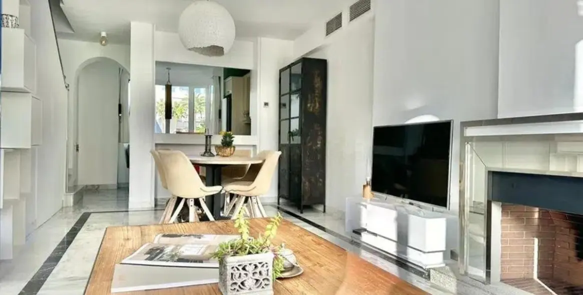 Продажа двухуровневых апартаментов в The Golden Mile 3