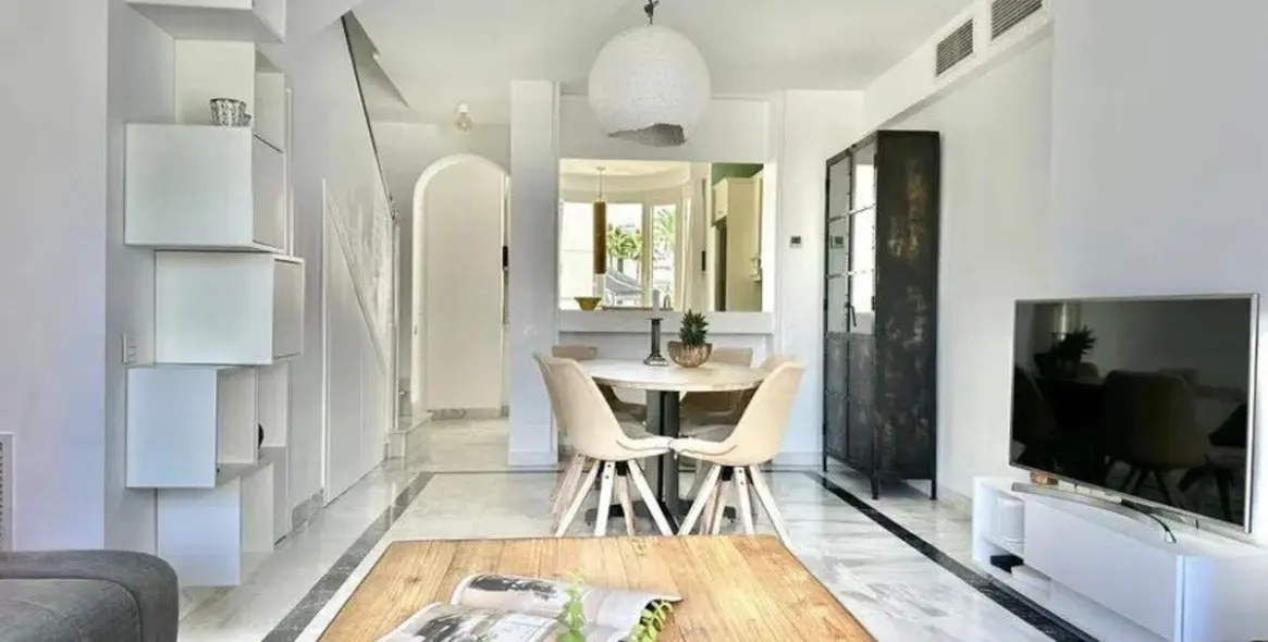 Продажа двухуровневых апартаментов в The Golden Mile 10