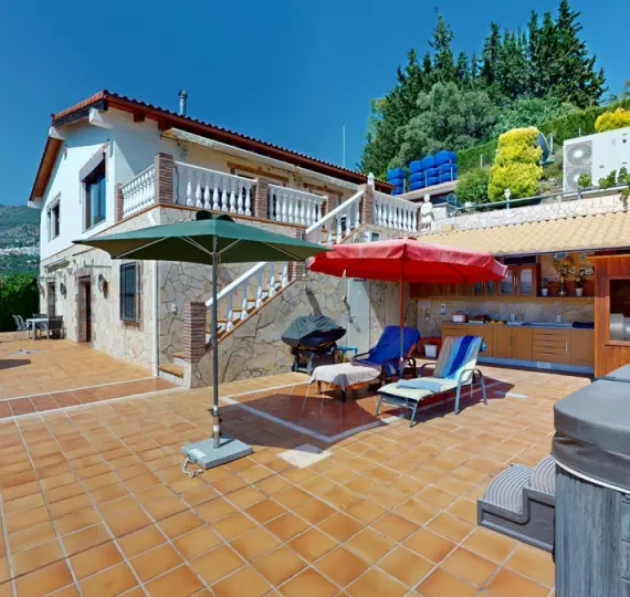 Detached villa R4788583
