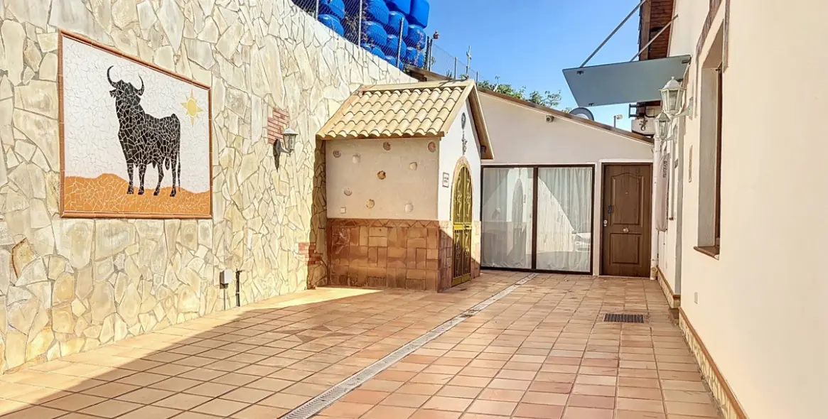 Sale of detached villa in Costa del Sol East 4
