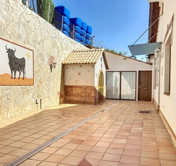 Detached villa R4788583