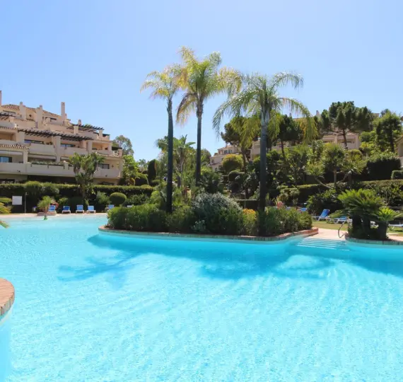 Venta de apartamento en planta baja en Benahavís