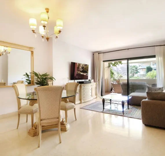 Venta de apartamento en planta baja en Benahavís