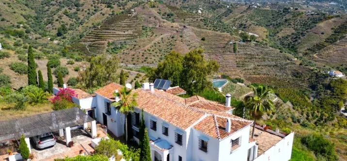 Detached villa R5044738 0