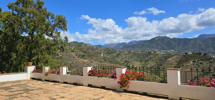 Detached villa R5044738 3