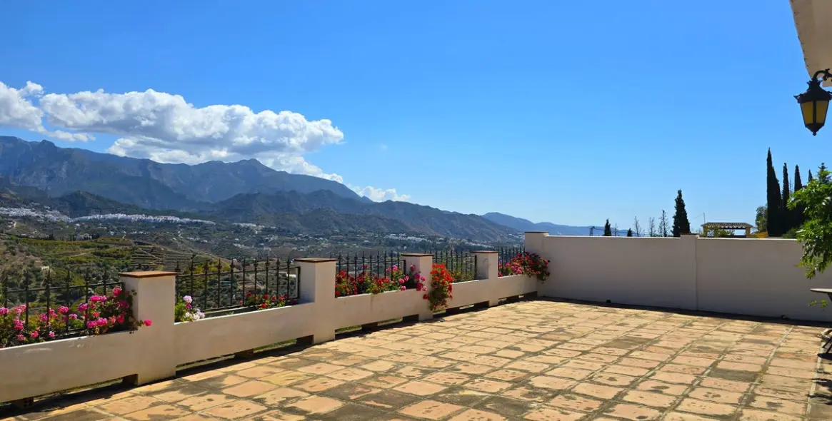 Sale of detached villa in Costa del Sol East 5