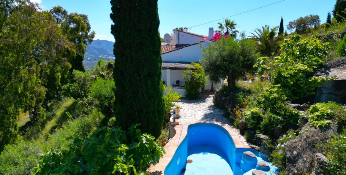 Продажа  отдельно стоящей виллы в Torrox 53