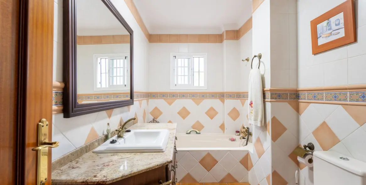 Продажа дома на две семьи в Estepona 15