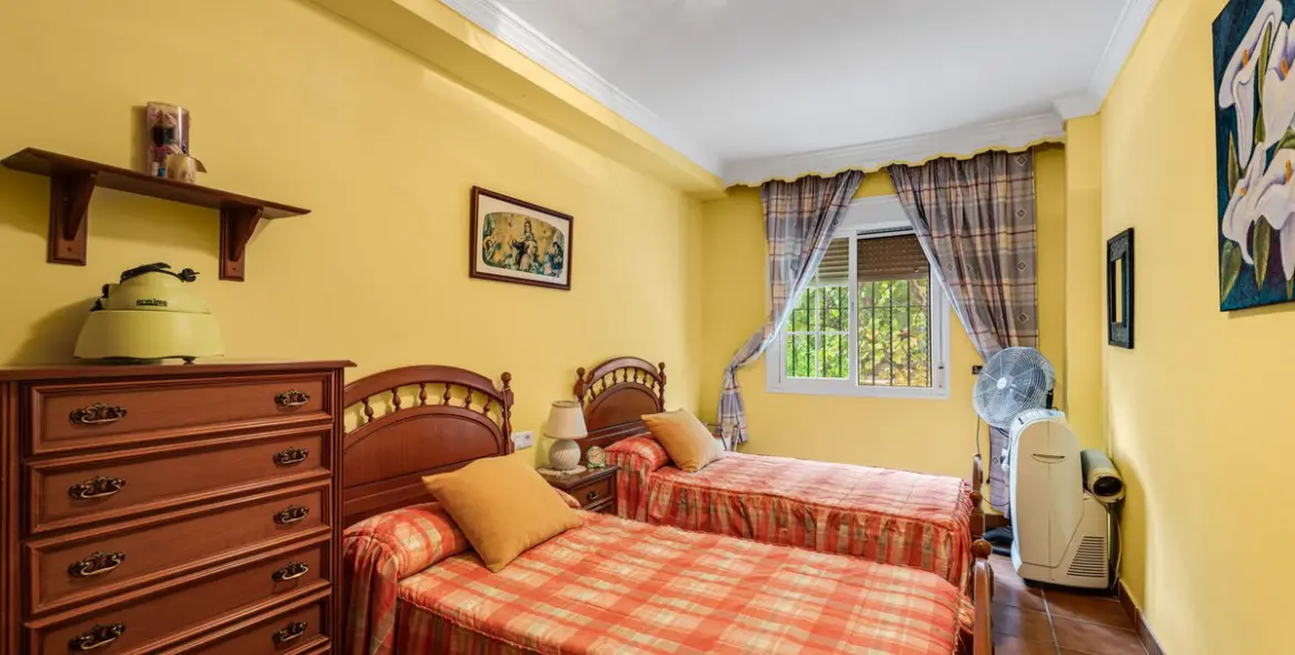 Продажа дома на две семьи в Estepona 17