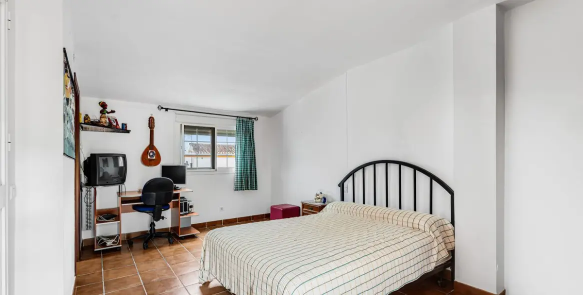 Продажа дома на две семьи в Estepona 20