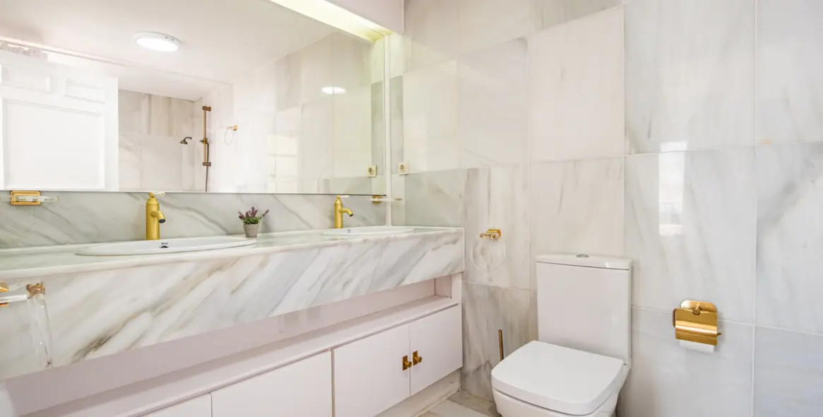 Продажа двухуровневого пентхауса в Benahavís 17