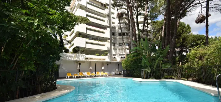 Sale of middle floor apartment in The Golden Mile 0