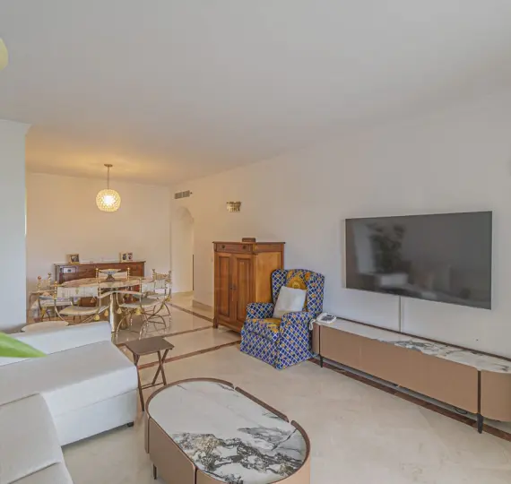 Sale of middle floor apartment in The Golden Mile