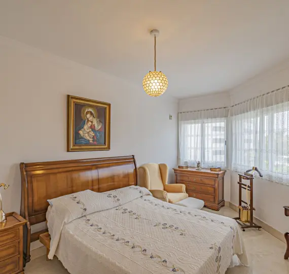 Sale of middle floor apartment in The Golden Mile