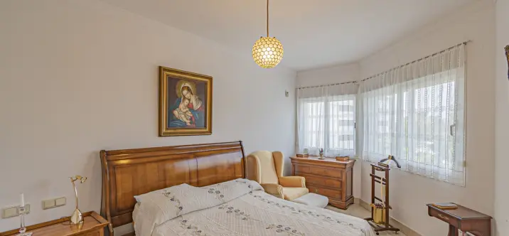 Sale of middle floor apartment in The Golden Mile 2