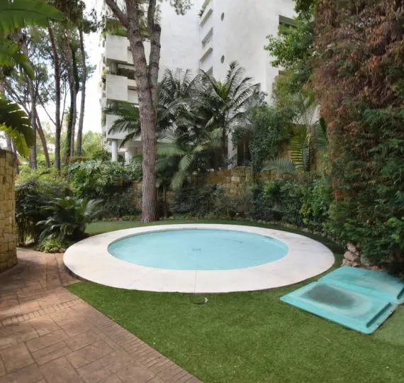 Sale of middle floor apartment in The Golden Mile