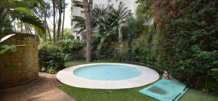 Sale of middle floor apartment in The Golden Mile 4