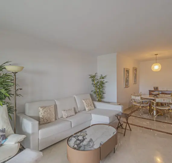 Sale of middle floor apartment in The Golden Mile