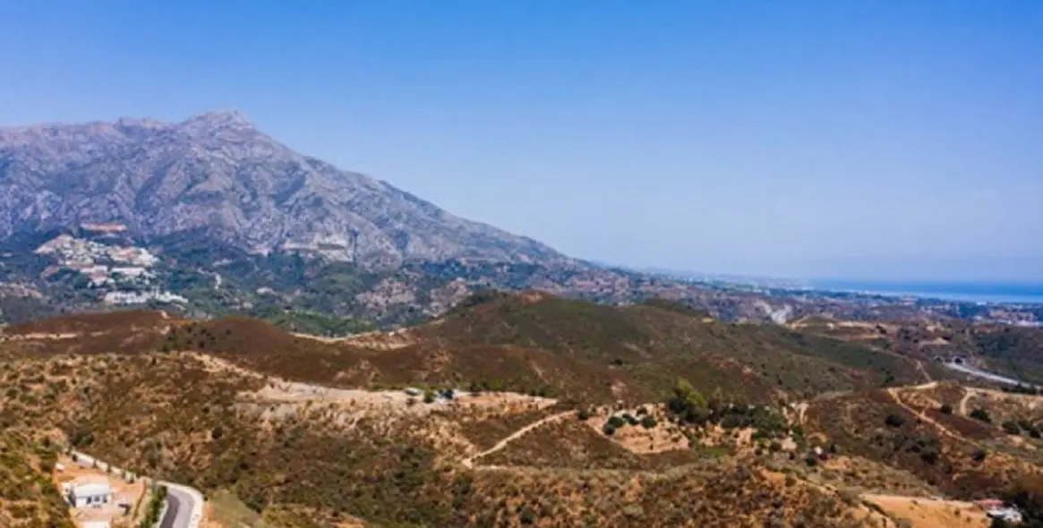 Sale of residential plot in Benahavís 3