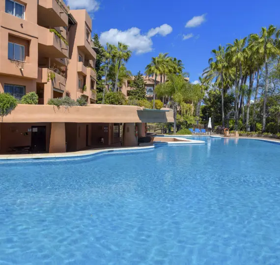 Продажа апартаментов на среднем этаже в Marbella