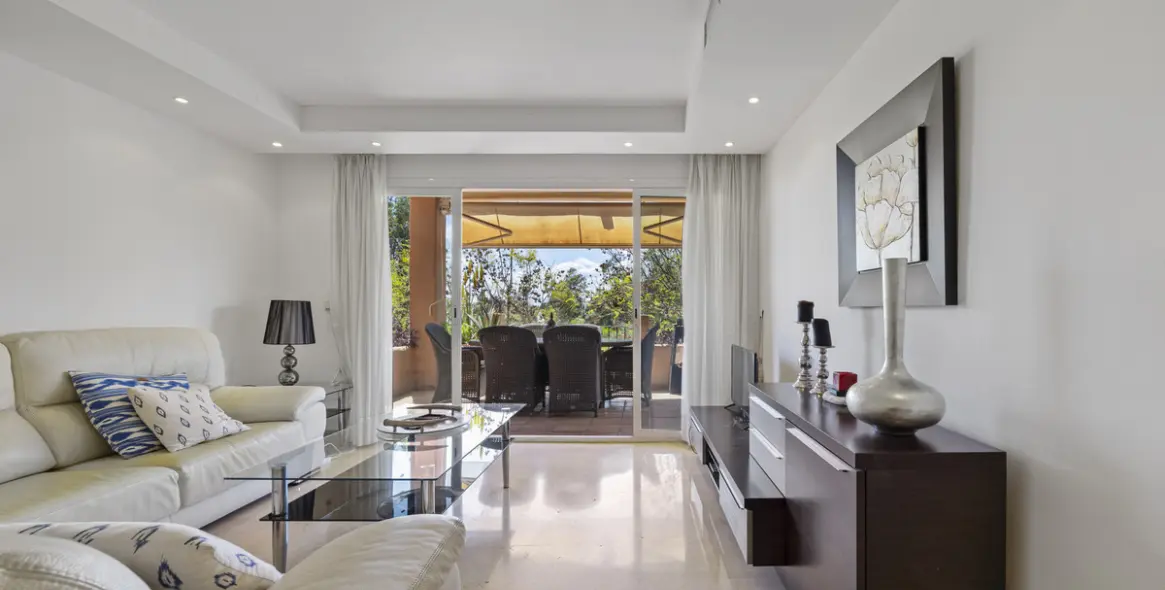 Venta de apartamento en planta media en Marbella 2