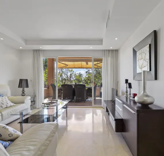 Продажа апартаментов на среднем этаже в Marbella