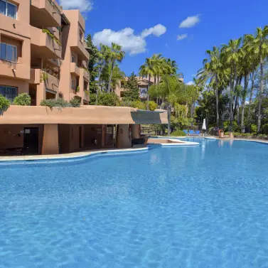 Venta de apartamento en planta media en Marbella