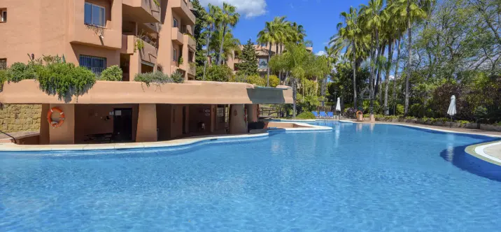 Venta de apartamento en planta media en Marbella 0
