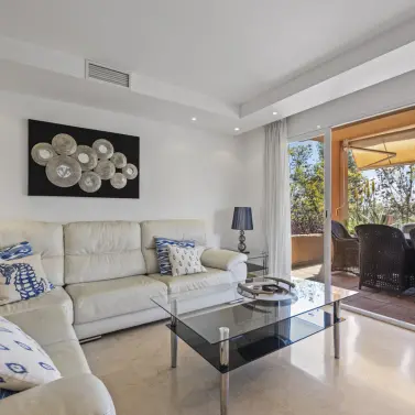 Venta de apartamento en planta media en Marbella