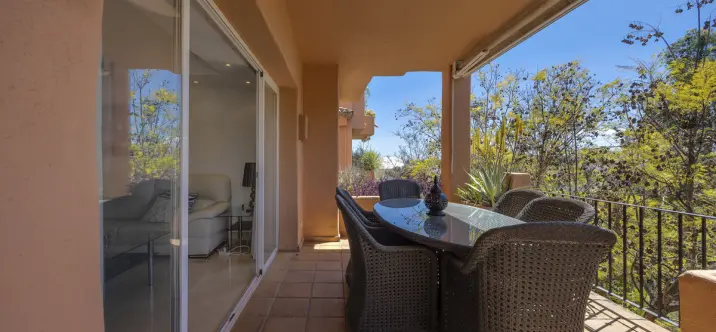 Venta de apartamento en planta media en Marbella 2