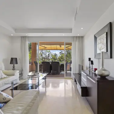 Venta de apartamento en planta media en Marbella