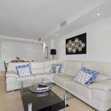 Venta de apartamento en planta media en Marbella