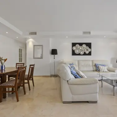 Venta de apartamento en planta media en Marbella